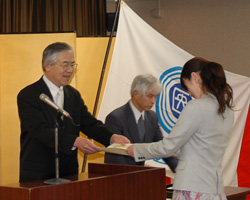 �C�m�_���w���܎�܎҂̎ʐ^