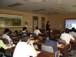 �����P�U�N�x�w���ٗʌo��ɂ�錤���������ʔ��\��̎ʐ^